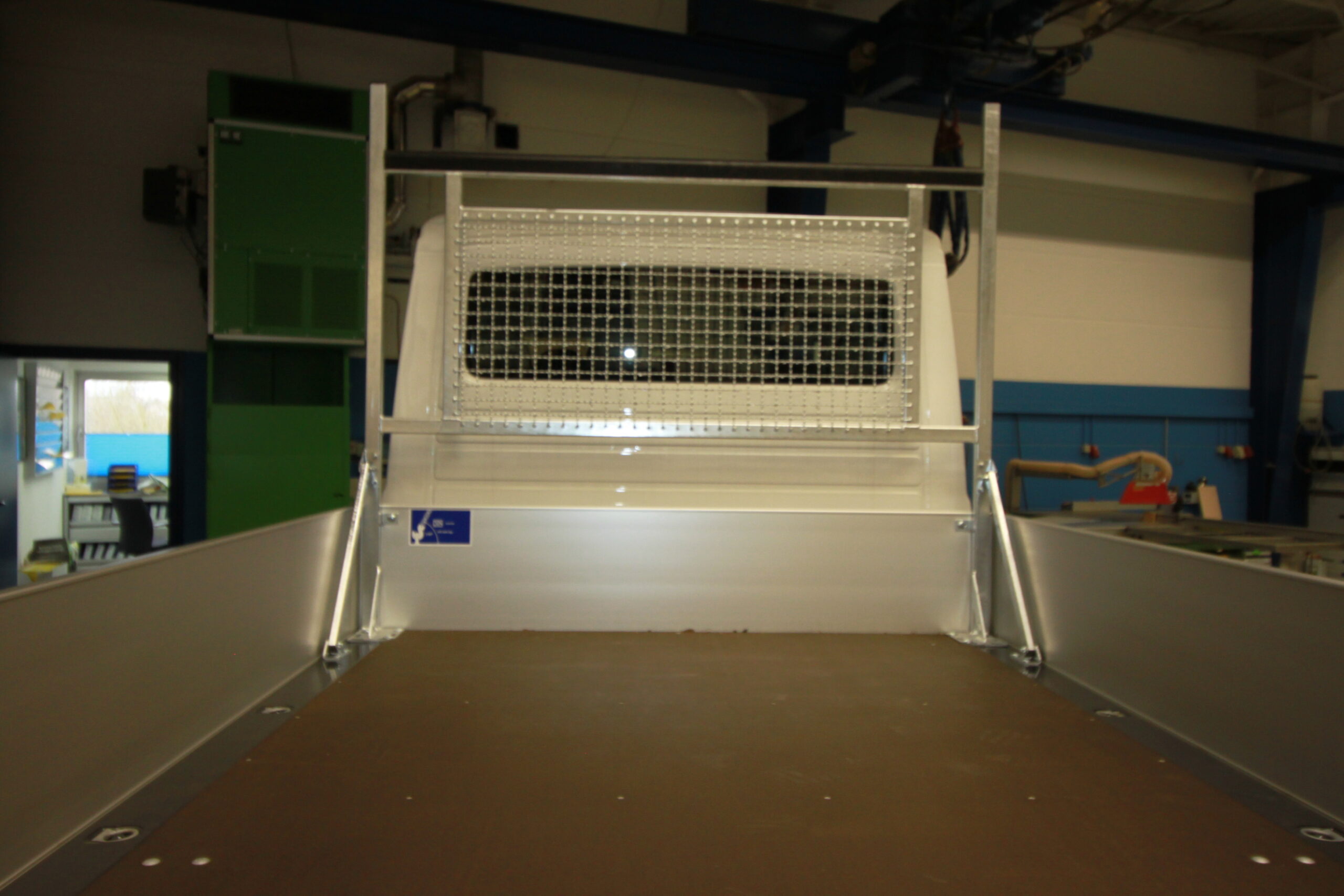 Leitergestell VW T5/T6 vorn mit Schutzgitter und hinten 1 Leitergestell VW T5/T6 vorn mit Schutzgitter und hinten